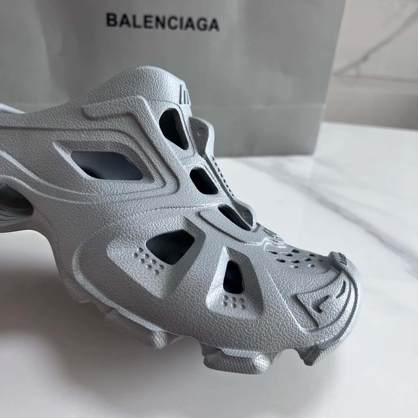 👟👟Ex-factory price 380👟👟 Balenciaga must-have beach shoes for summer: Men's and women's shoes are made of ultra-light 95% (injection molding) EVA plastic, 5% foam plastic foam cushioning material #Ultra-lightweight one-piece foam shoe mold ❗ New summer product, French high-end luxury brand - Balenciaga BALENCIAGA 3XL Rubber Low Top Sneakers 3XL version series summer beach wading versatile trendy lace-up casual sports hole sandals. Size: 35-46